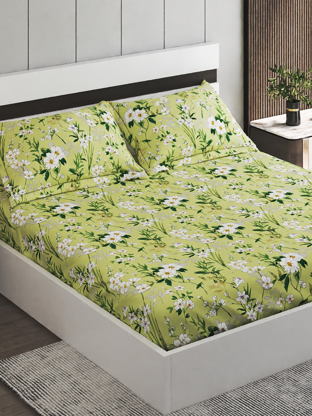 

Home Centre Harold Green & White Floral 120 TC Queen Bedsheet With 2 Pillow Covers