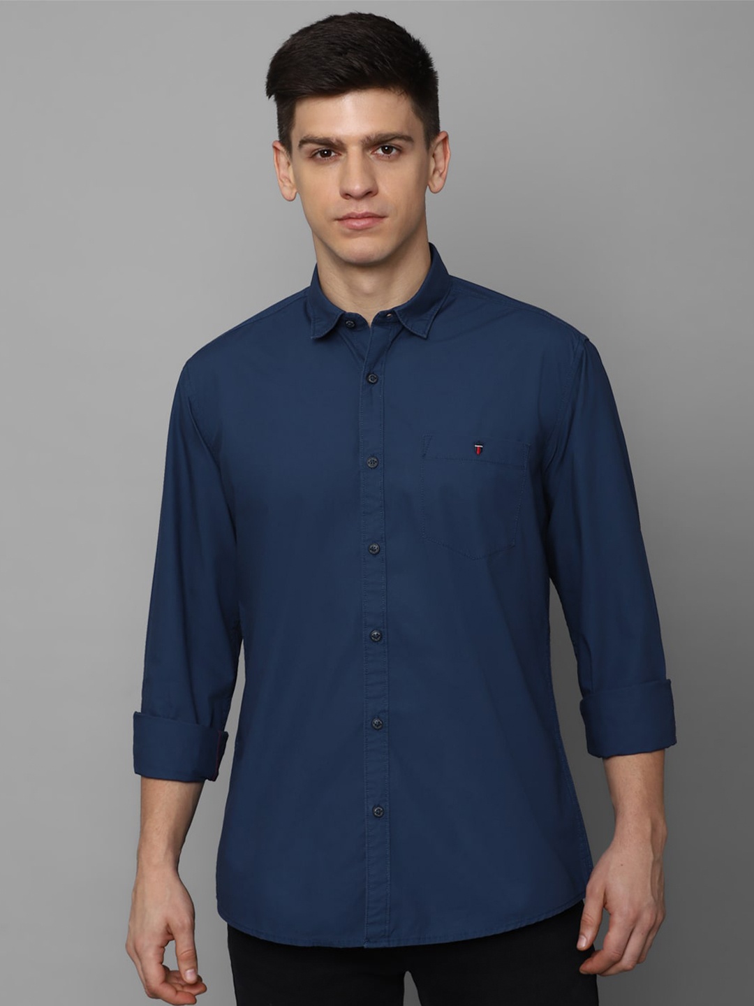 

Louis Philippe Jeans Spread Collar Slim Fit Opaque Pure Cotton Casual Shirt, Navy blue