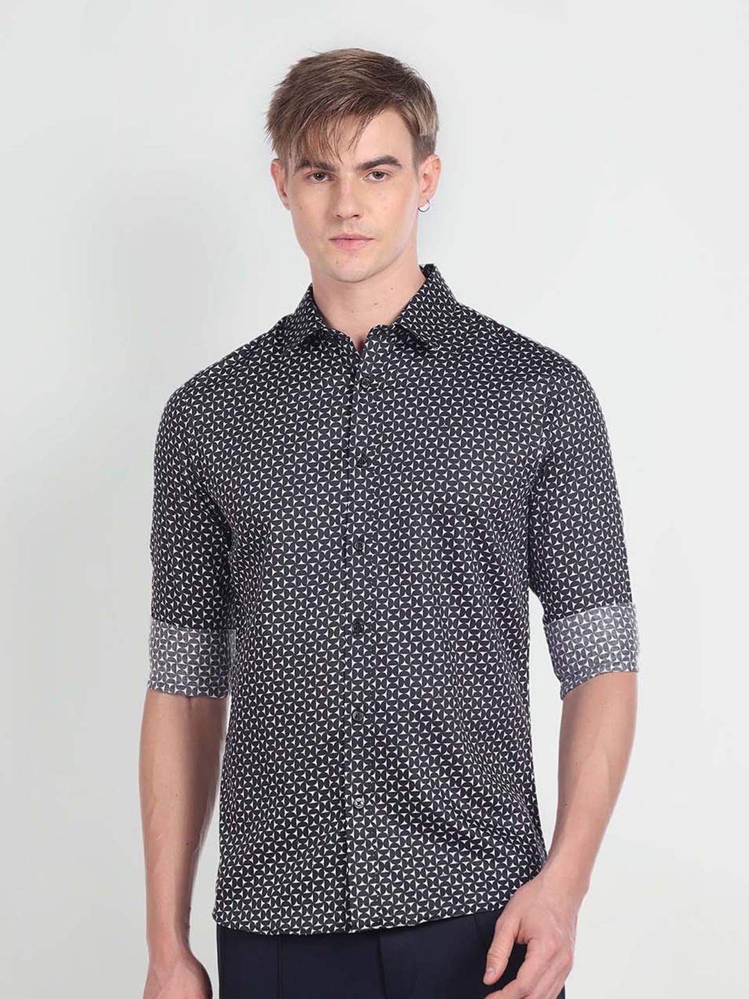 

Flying Machine Slim Fit Geometric Printed Pure Cotton Casual Shirt, Black