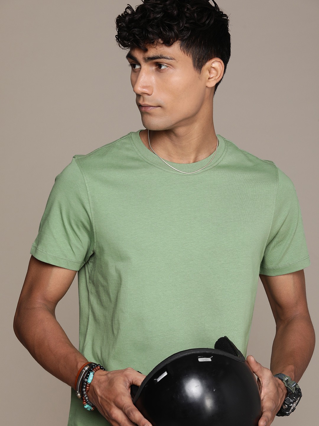 

Roadster Men Solid Regular Fit T-shirt, Green