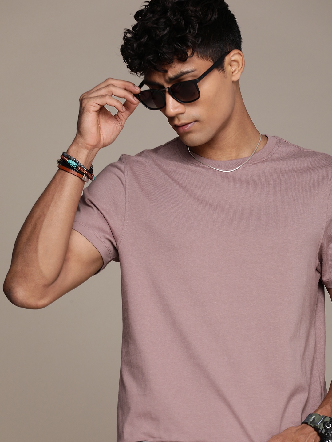 

Roadster Men Solid Regular Fit T-shirt, Mauve
