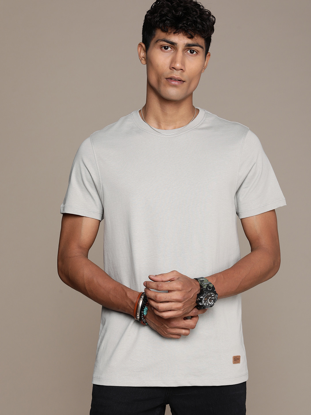 

Roadster Men Solid Regular Fit T-shirt, Grey