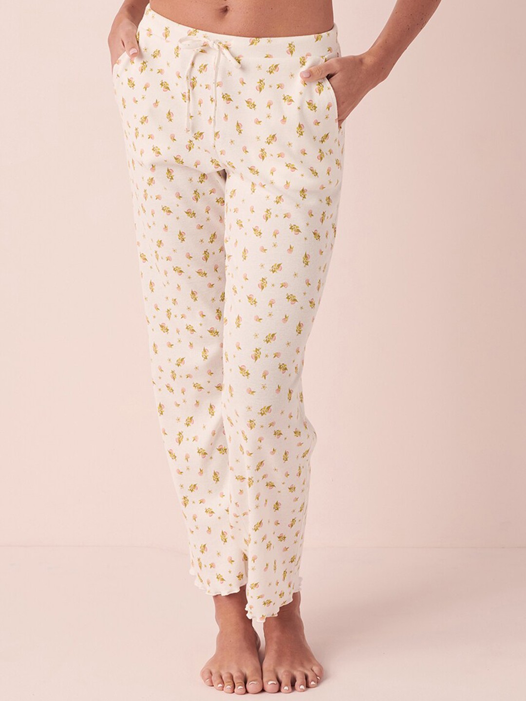 

La Vie en Rose Women Floral Printed Lounge Pants, White