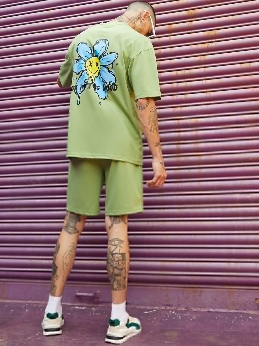 

Campus Sutra Graphic Printed T-Shirt & Shorts Co-Ords, Green
