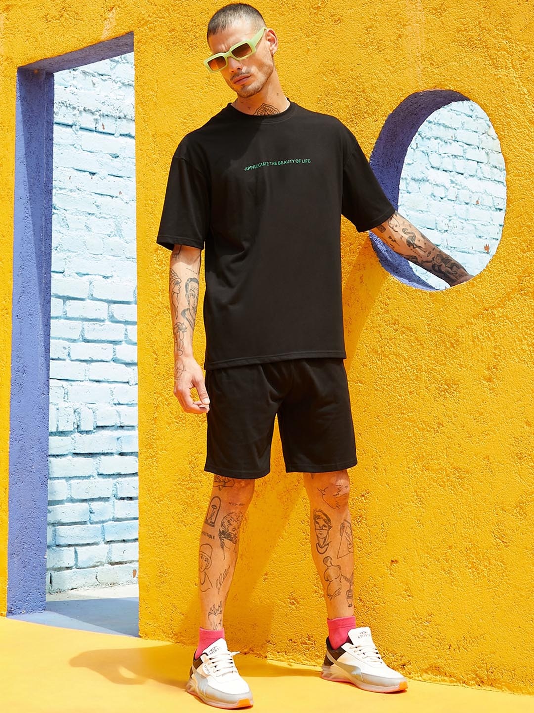 

Campus Sutra Black Printed T-Shirt & Shorts Co-Ords