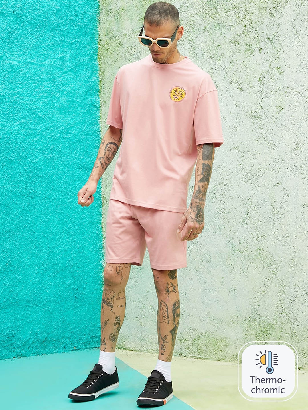 

Campus Sutra Graphic Printed T-Shirt & Shorts Co-Ords, Peach