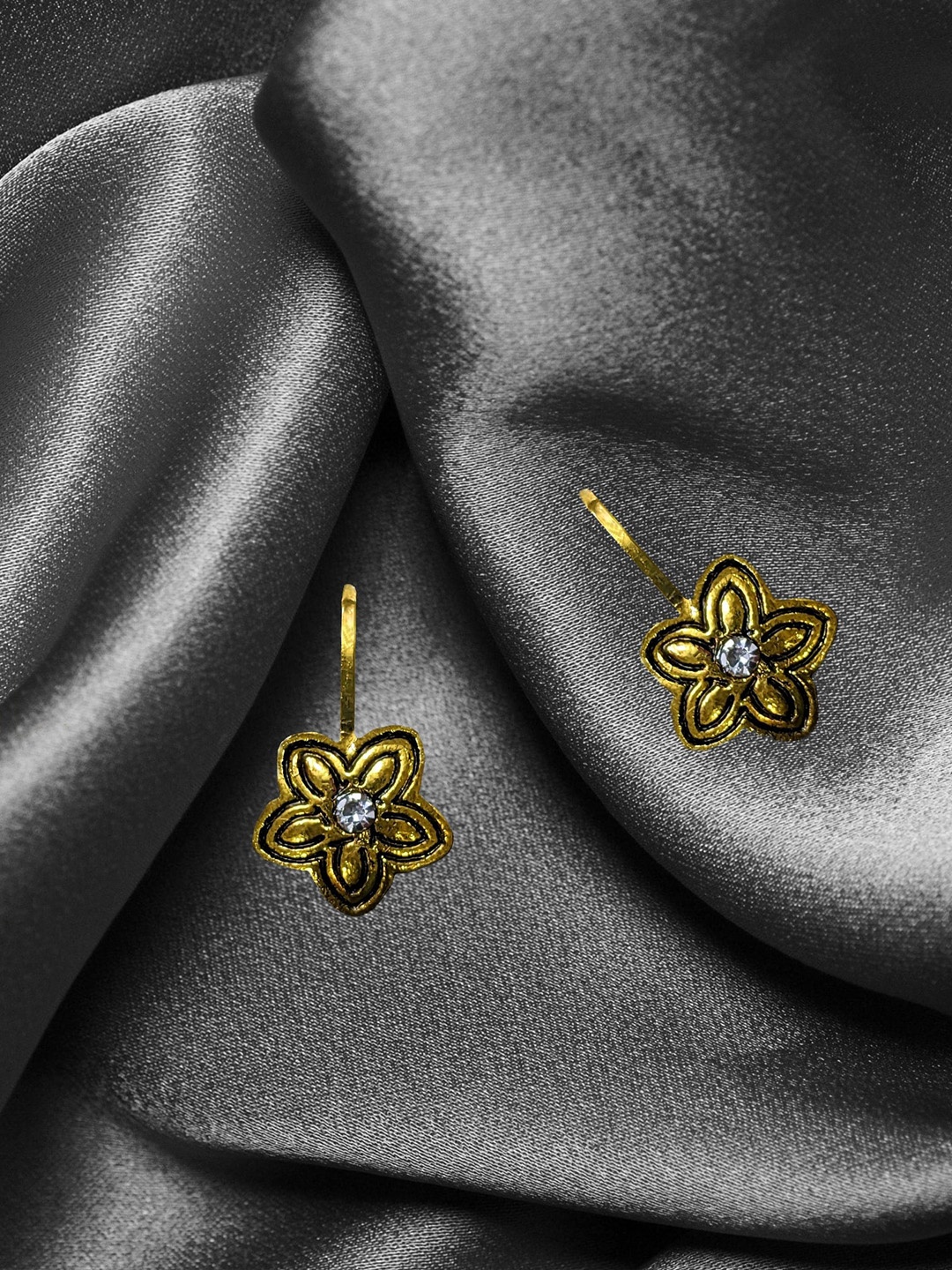 

Comet Busters Gold-Plated Oxidized Clip-On Nosepin