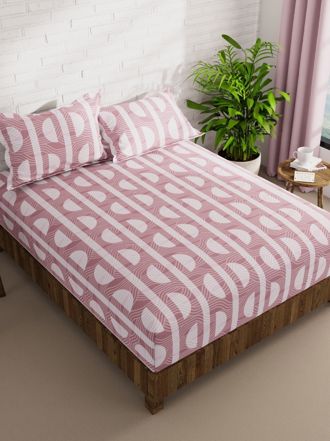 

KOPA LA-VOGUE Pink Geometric Microfiber 152 TC Queen Bedsheet with 2 Pillow Covers