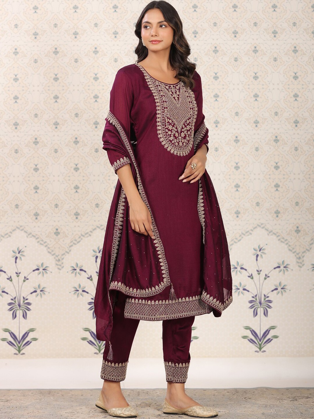 

Ode by House of Pataudi Ethnic Motifs Yoke Design Straight Kurta & Trousers With Dupatta, Burgundy