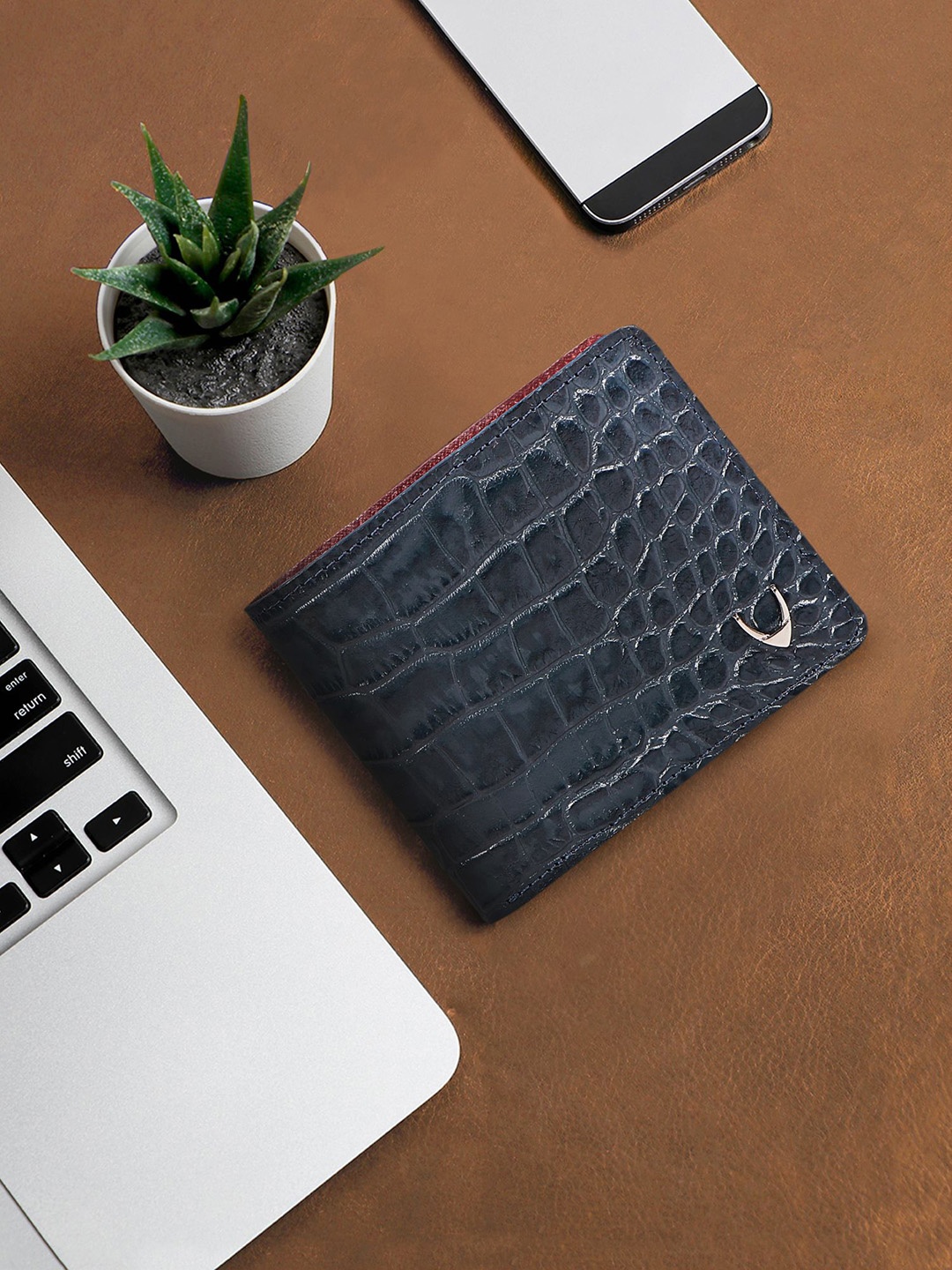 

Hidesign Men Textured Leather Two Fold Wallet, Navy blue