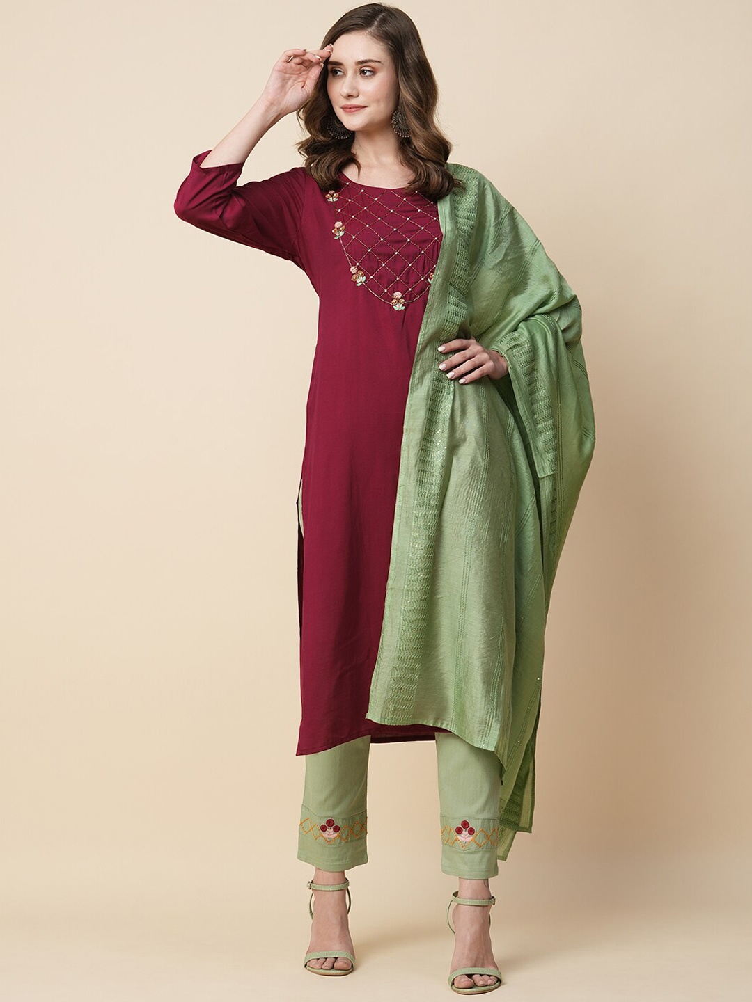 

Kiana Floral Yoke Design Regular Thread Work Kurta with Trousers & Dupatta, Maroon