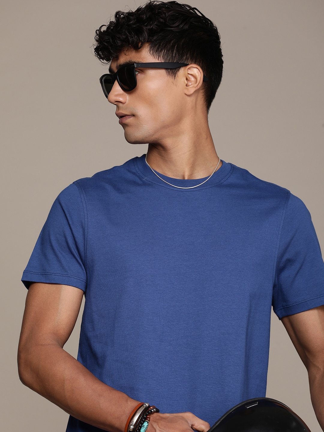 

Roadster Men Solid Regular Fit T-shirt, Blue