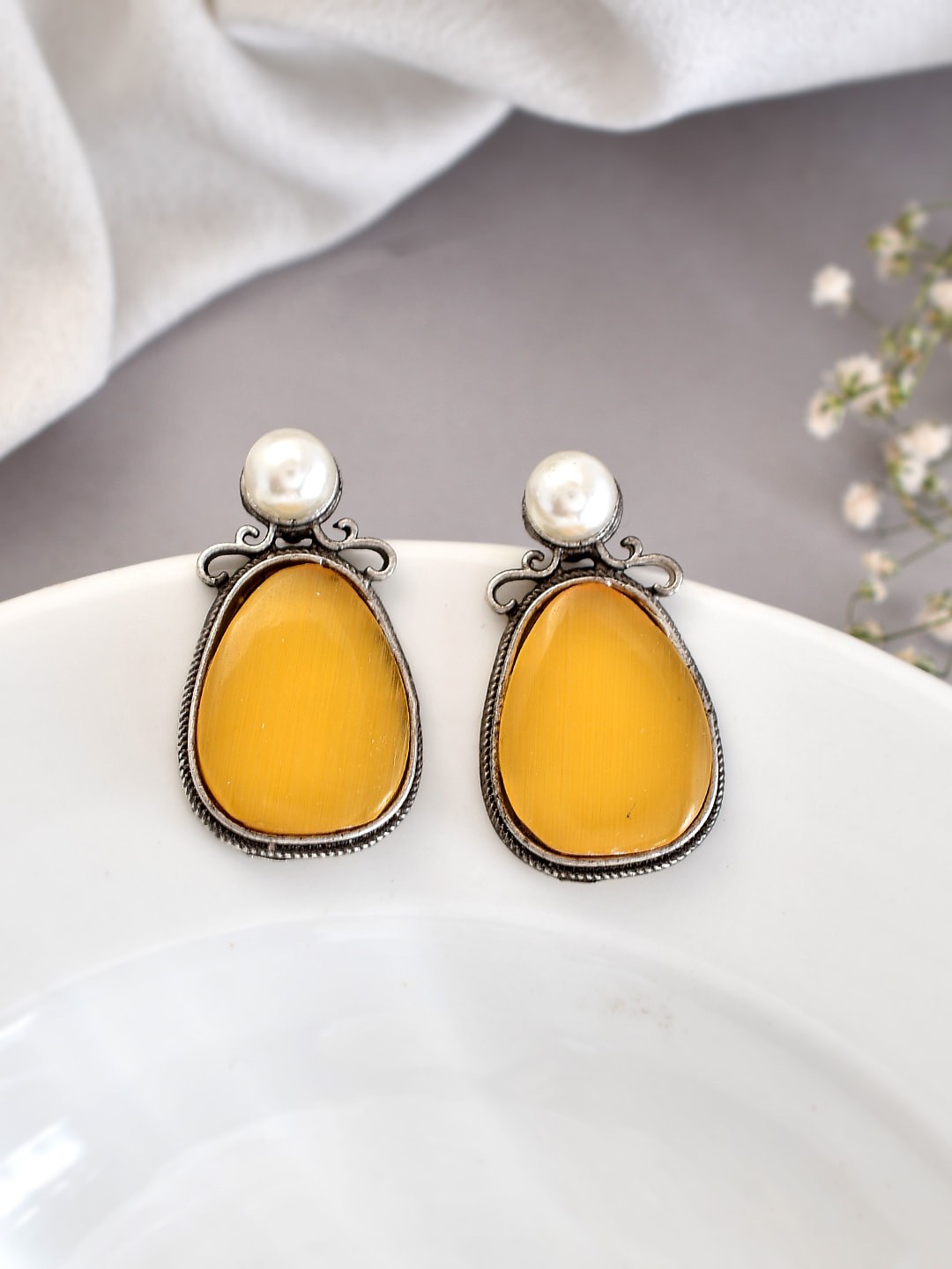 

DASTOOR Silver-Plated Contemporary Studs Earrings