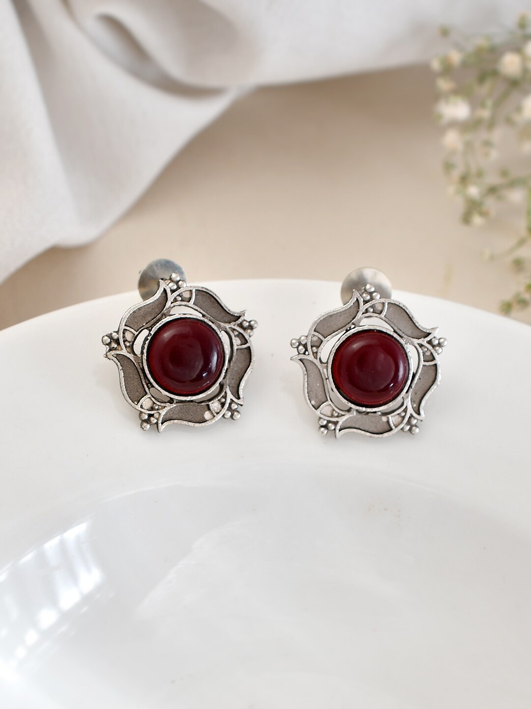 

DASTOOR Silver-Plated Contemporary Studs Earrings