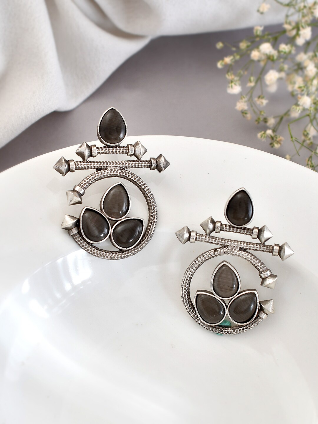 

DASTOOR Silver-Plated Contemporary Drop Earrings