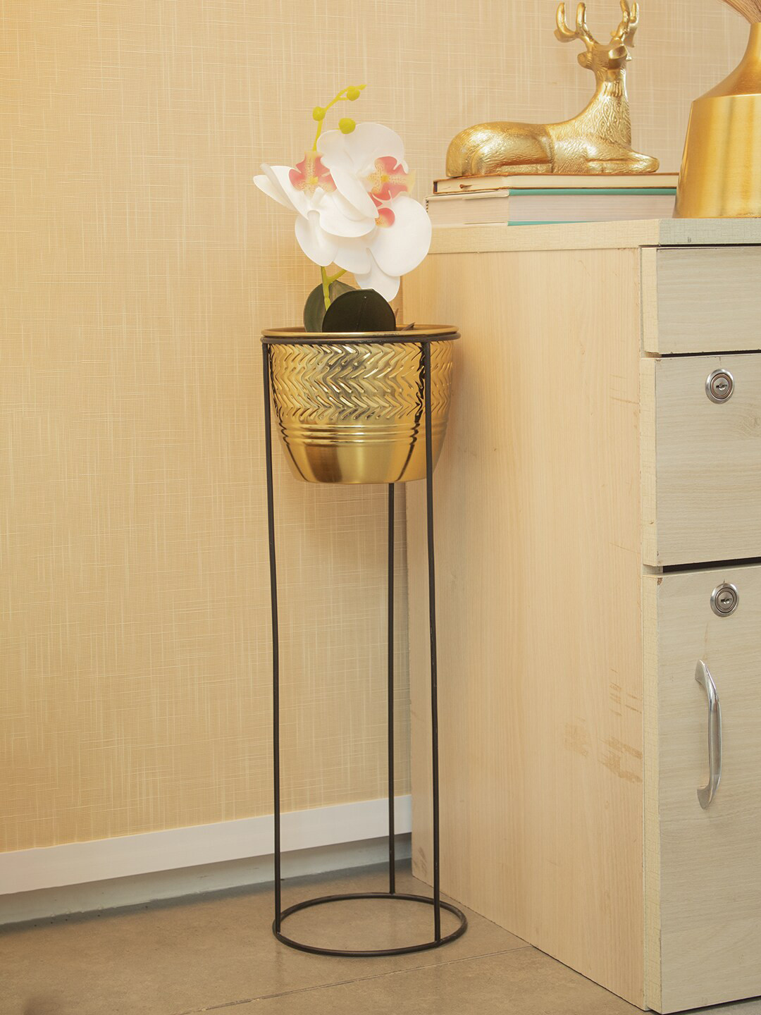 

MARKET99 Black & Beige Cylindrical Shape Iron Planter