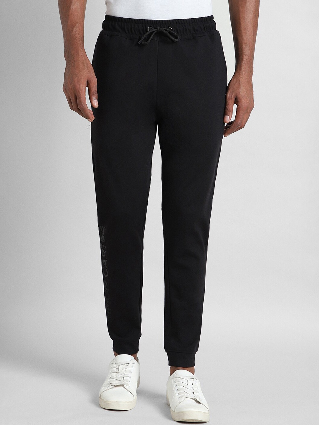 

SIMON CARTER LONDON Men Slim Fit Mid-Rise Cotton Joggers Trousers, Black