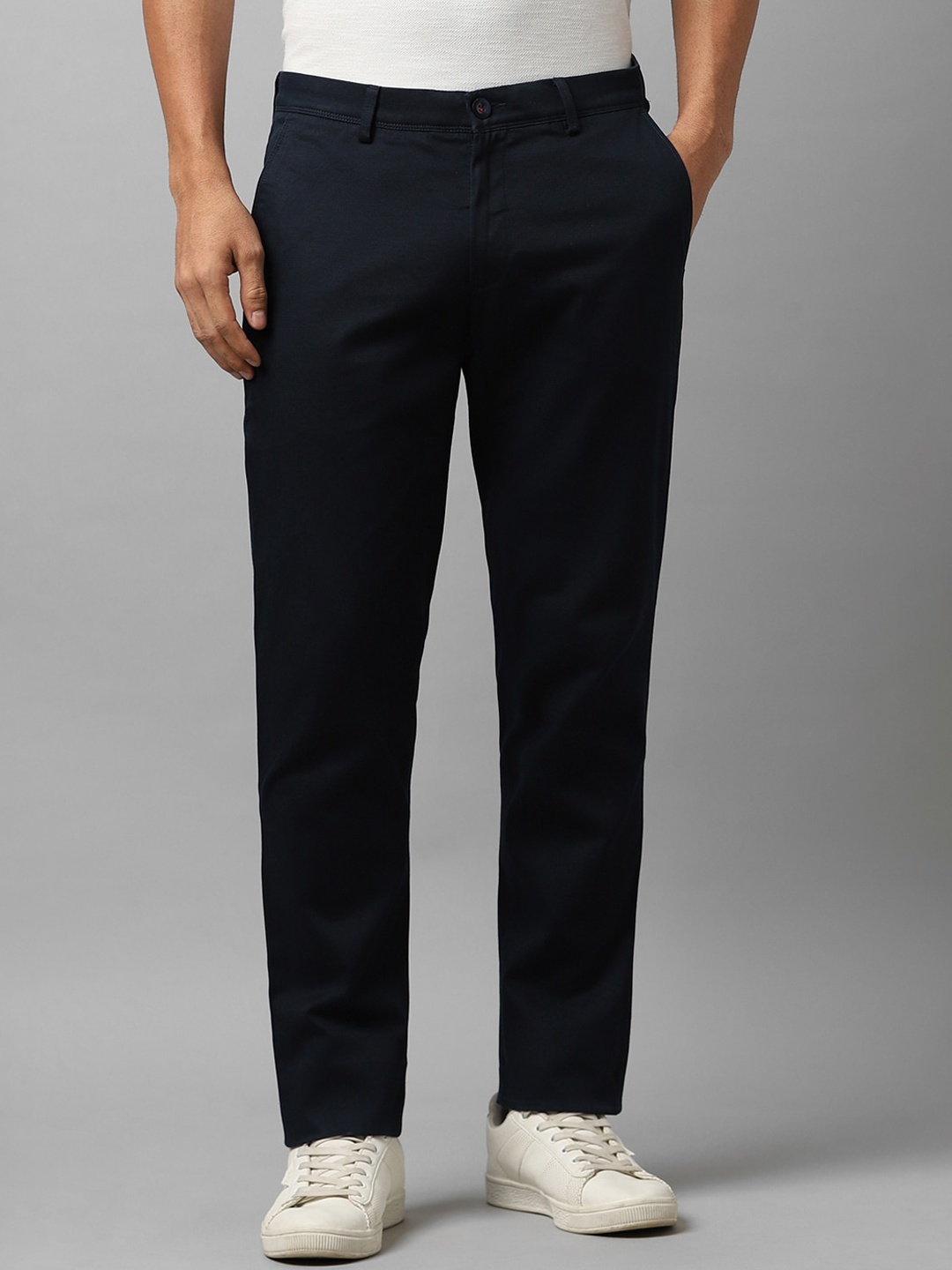 

Van Heusen Sport Men Mid-Rise Slim Fit Trousers, Black