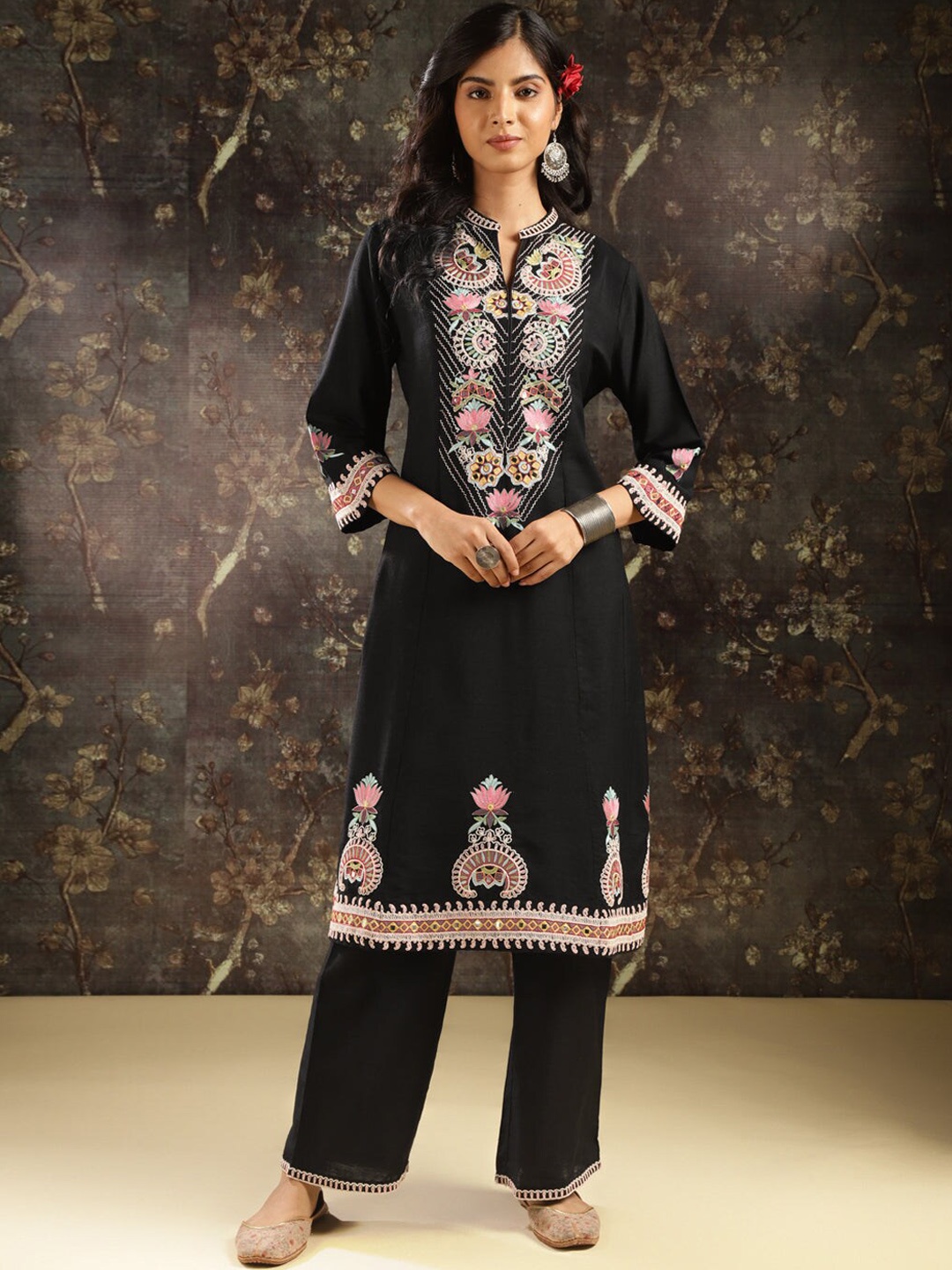 

Lakshita Floral Yoke Design Regular Sequinned Kurta with Trousers, Black