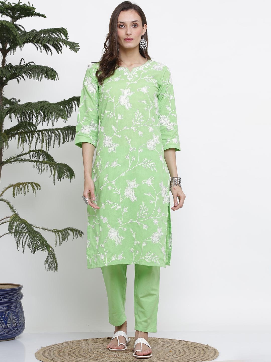 

KAANCHIE NANGGIA Floral Embroidered Round Notched Neck Kurta With Trousers, Green