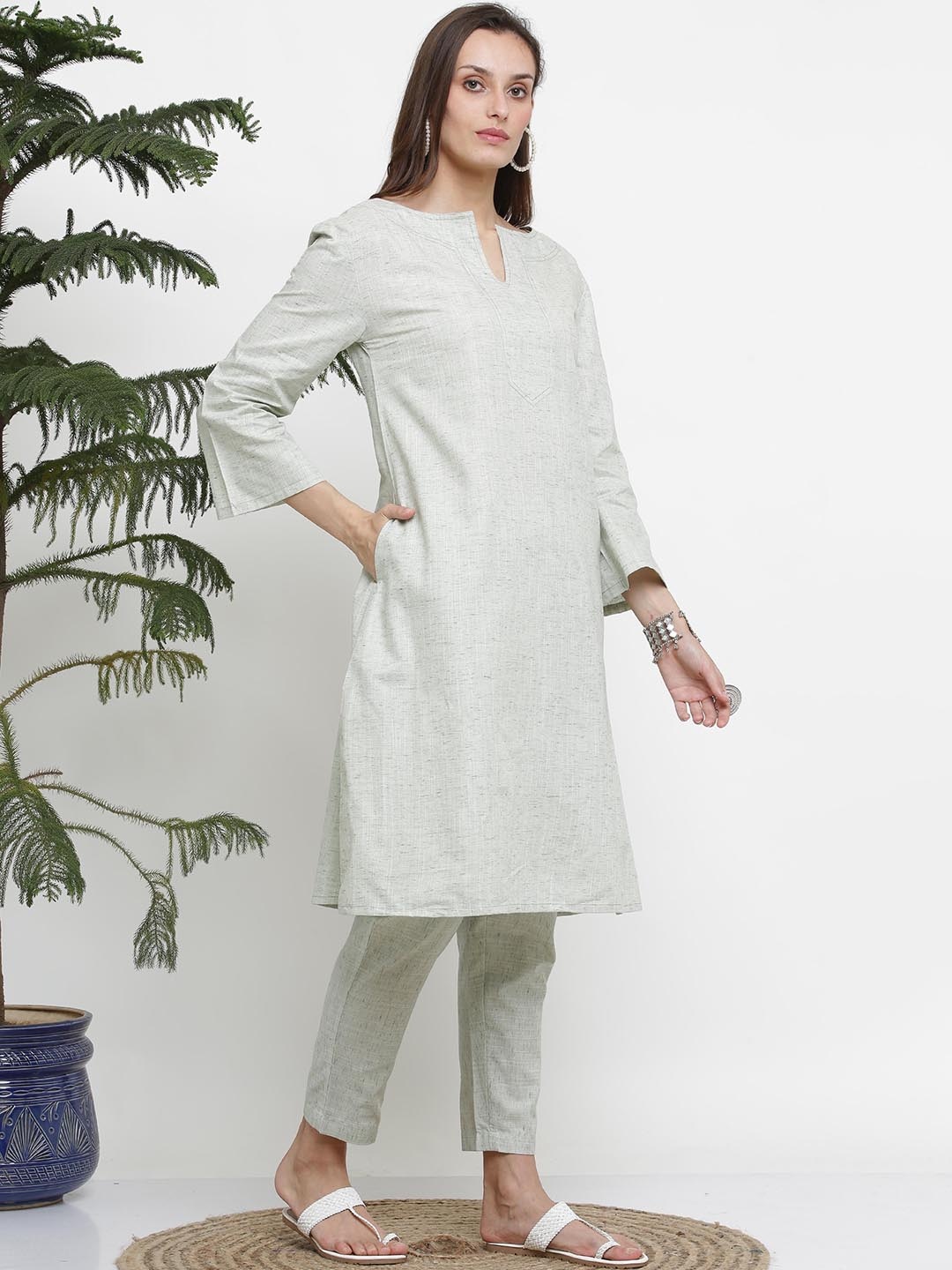 

KAANCHIE NANGGIA Round Notched Neck Straight Kurta With Trousers, Grey