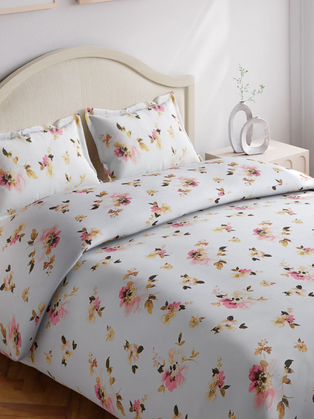 

haus & kinder White & Pink Floral Pure Cotton 144 TC King Bedsheet With 2 Pillow Covers