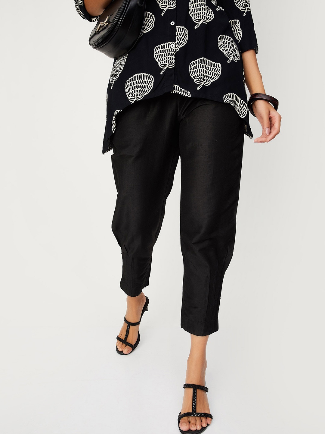 

max Women Mid-Rise Flat-Front Plain Cropped Trousers, Black