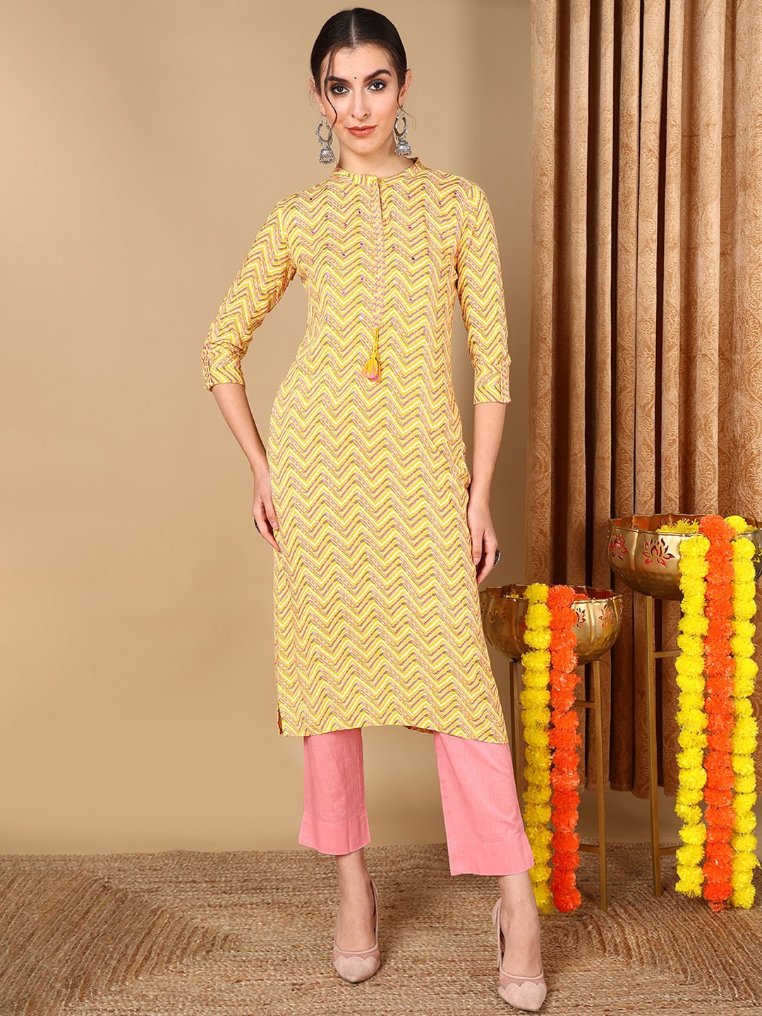 

AHIKA Chevron Printed Mandarin Collar Cotton Straight Kurta, Yellow