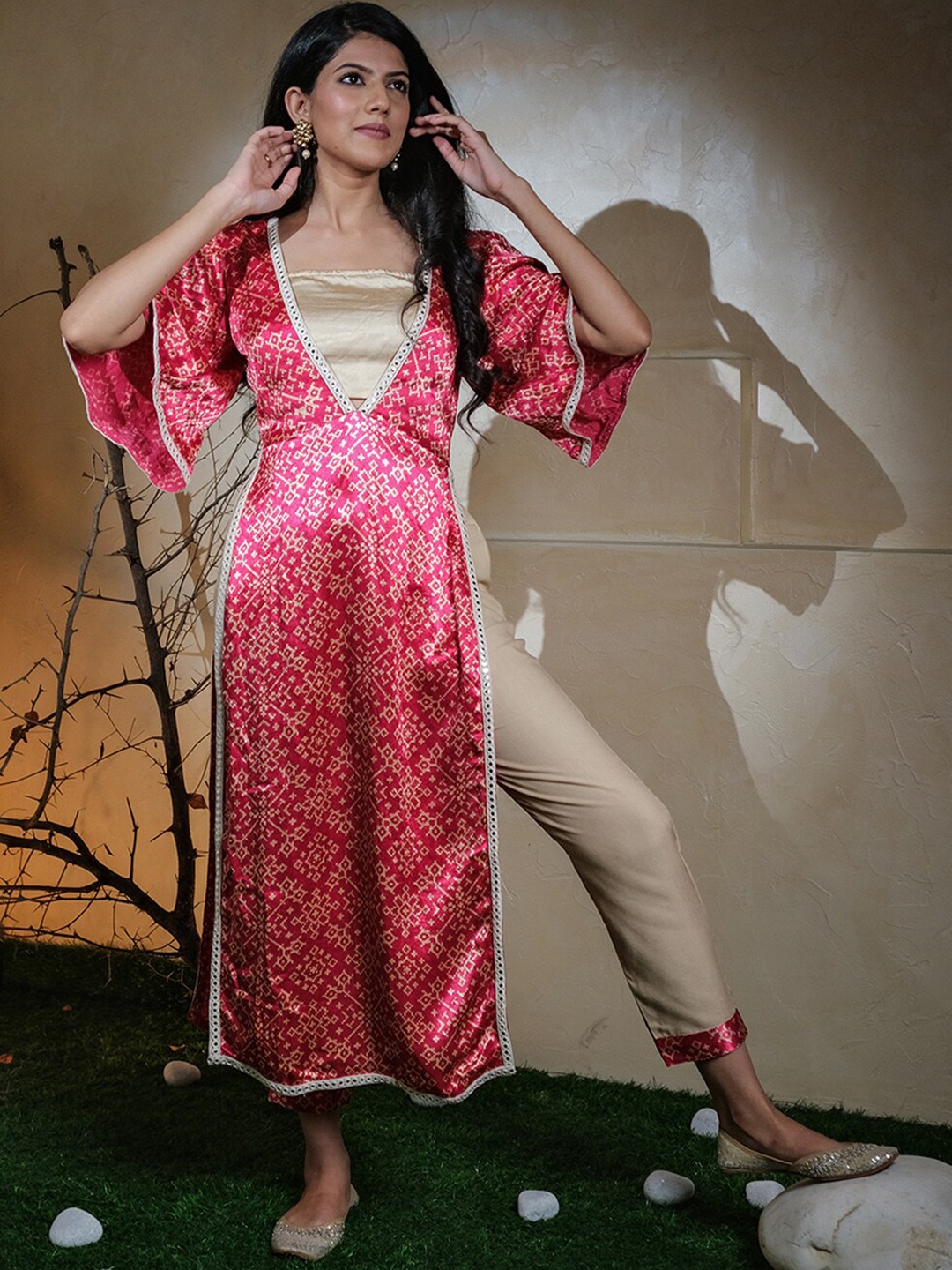 

HANDME Ethnic Motifs Printed Flared Sleeves Regular Kurta with Trousers, Red