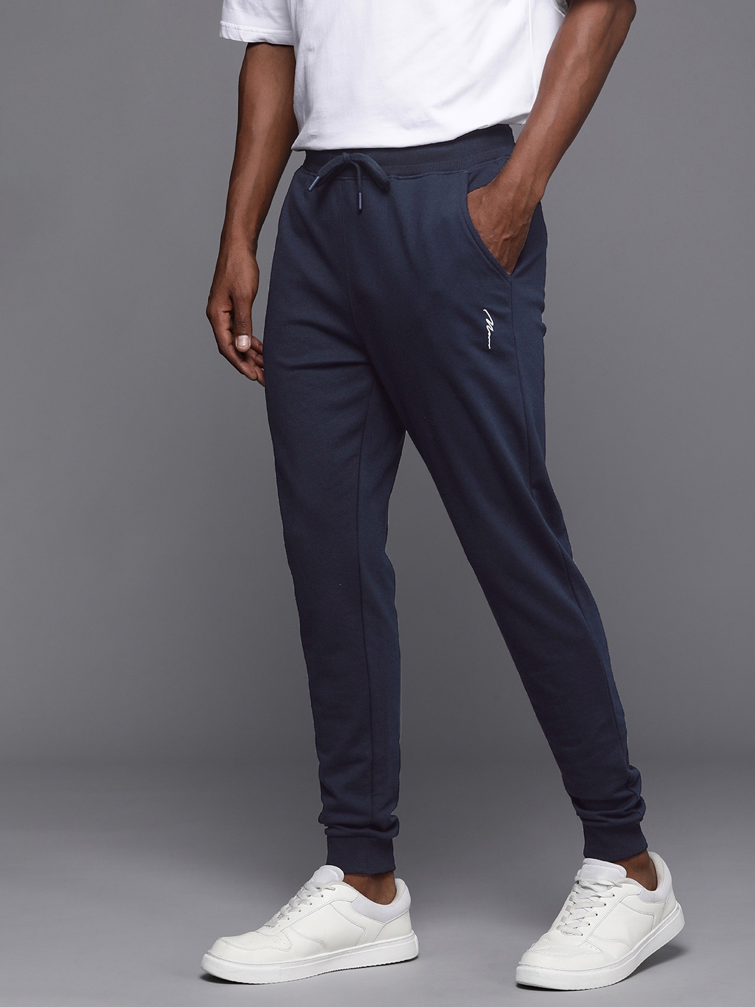 

boohooMAN Men Solid Mid-Rise Regular Fit Joggers, Navy blue