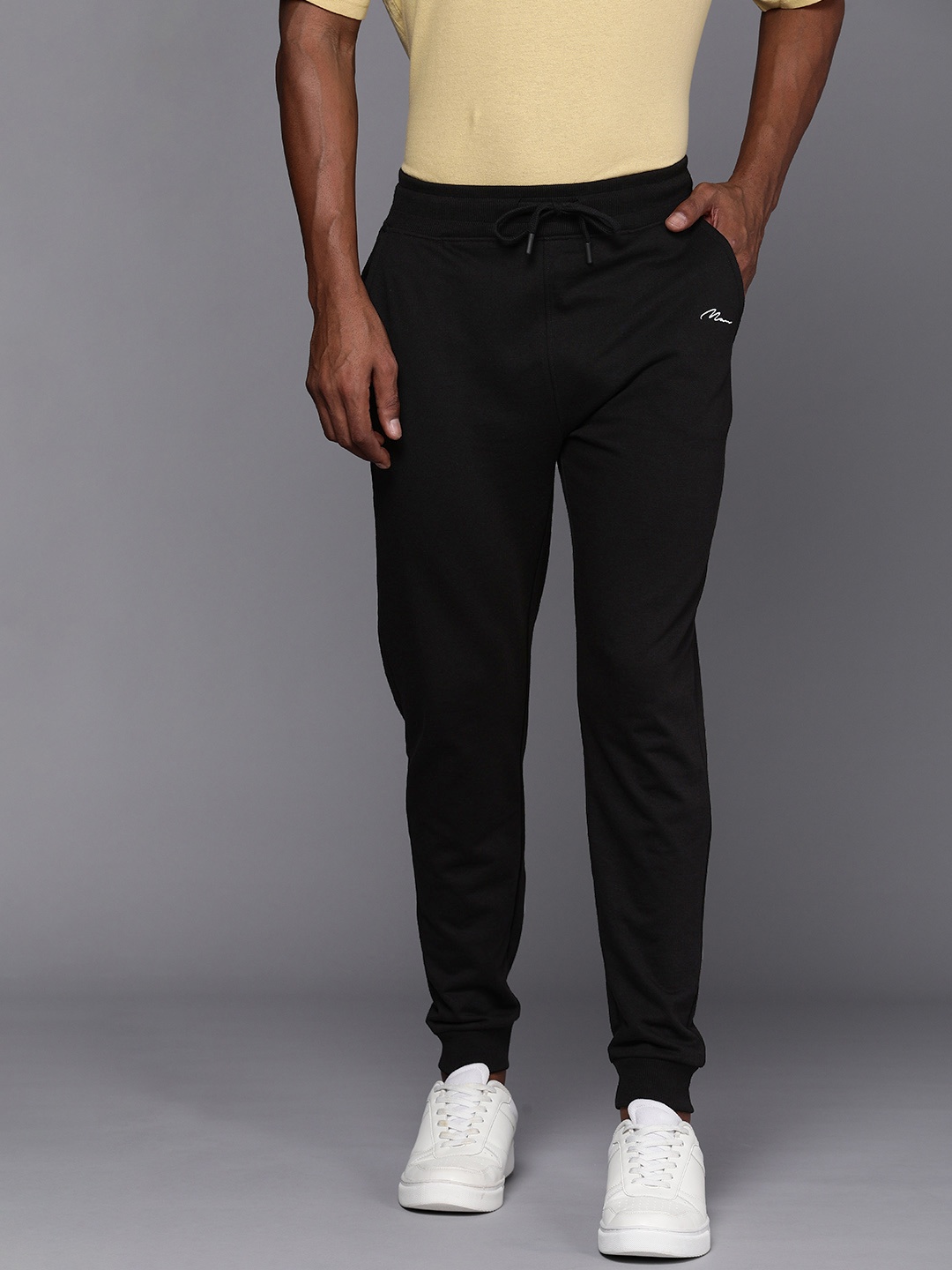 

boohooMAN Men Mid-Rise Solid Regular Fit Joggers, Black