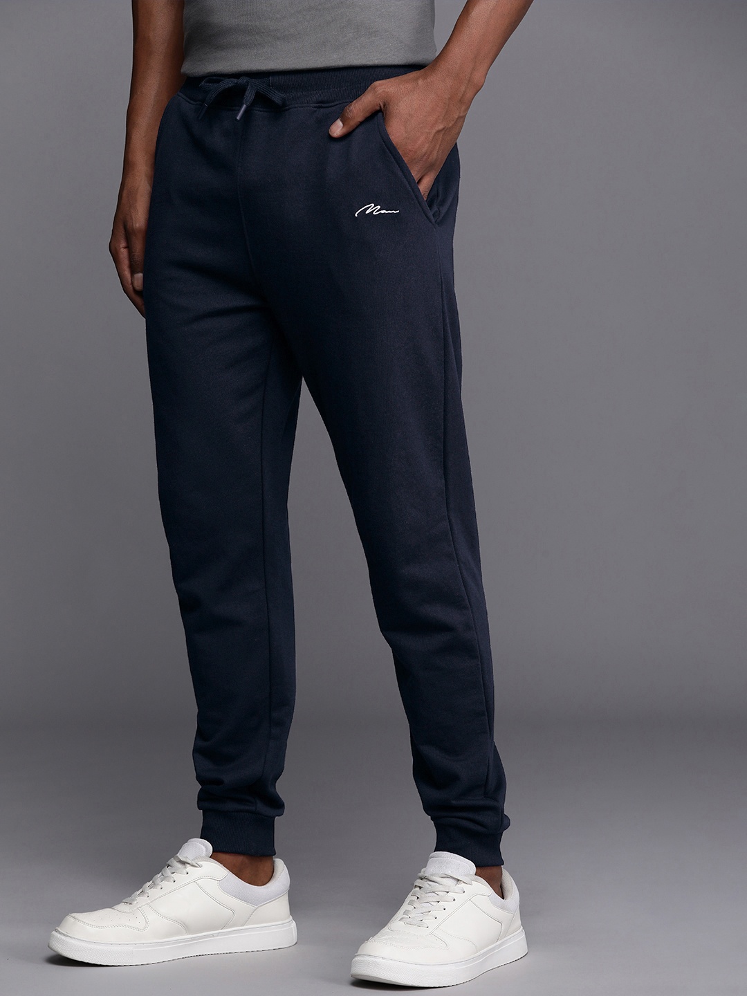 

boohooMAN Men Mid-Rise Solid Joggers, Navy blue