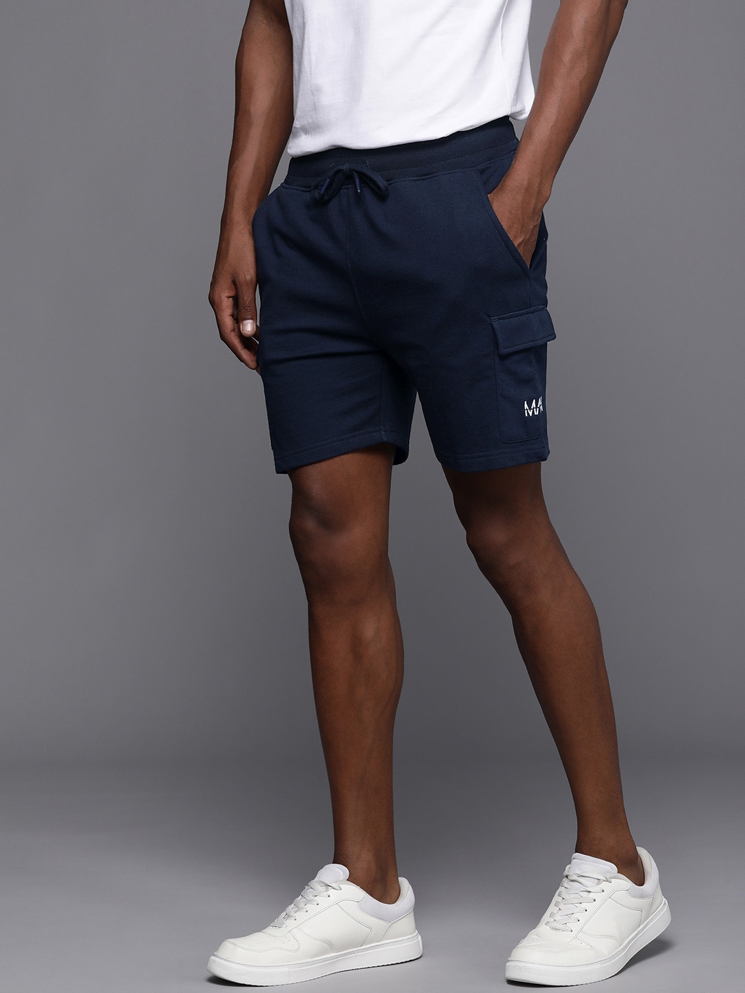 

boohooMAN Men Mid-Rise Above Knee Cargo Shorts, Navy blue