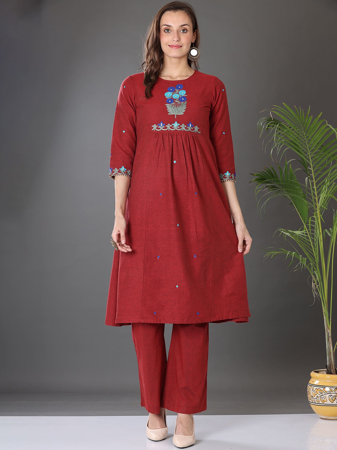 

KAANCHIE NANGGIA Floral Yoke Design Thread Work Kurta with Trousers, Maroon