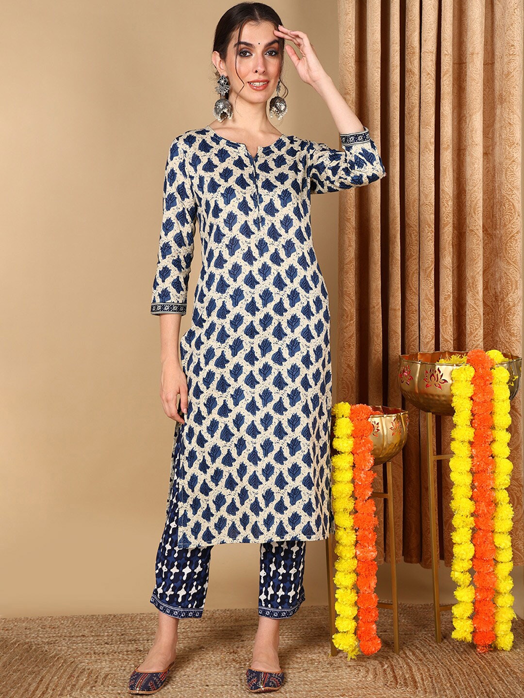 

AHIKA Ethnic Motifs Printed Straight Kurta with Trouser, Off white