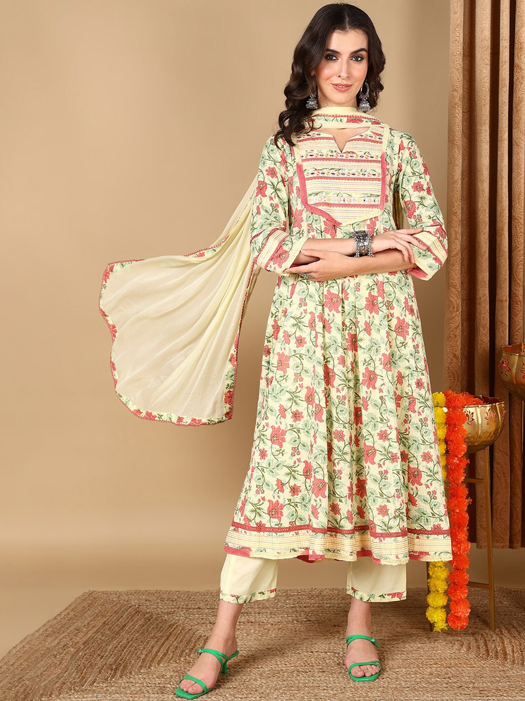 

AHIKA Floral Printed Regular Thread Work Pure Cotton Kurta & Trousers With Dupatta, Yellow