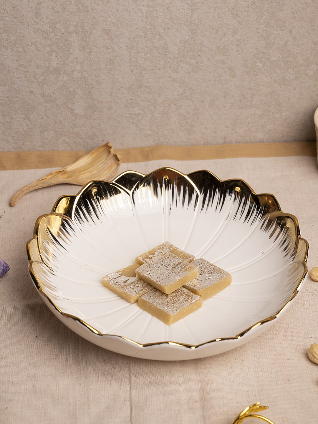 

Market99 Golden Edge Ceramic Serving Bowl 650 ml, Off white
