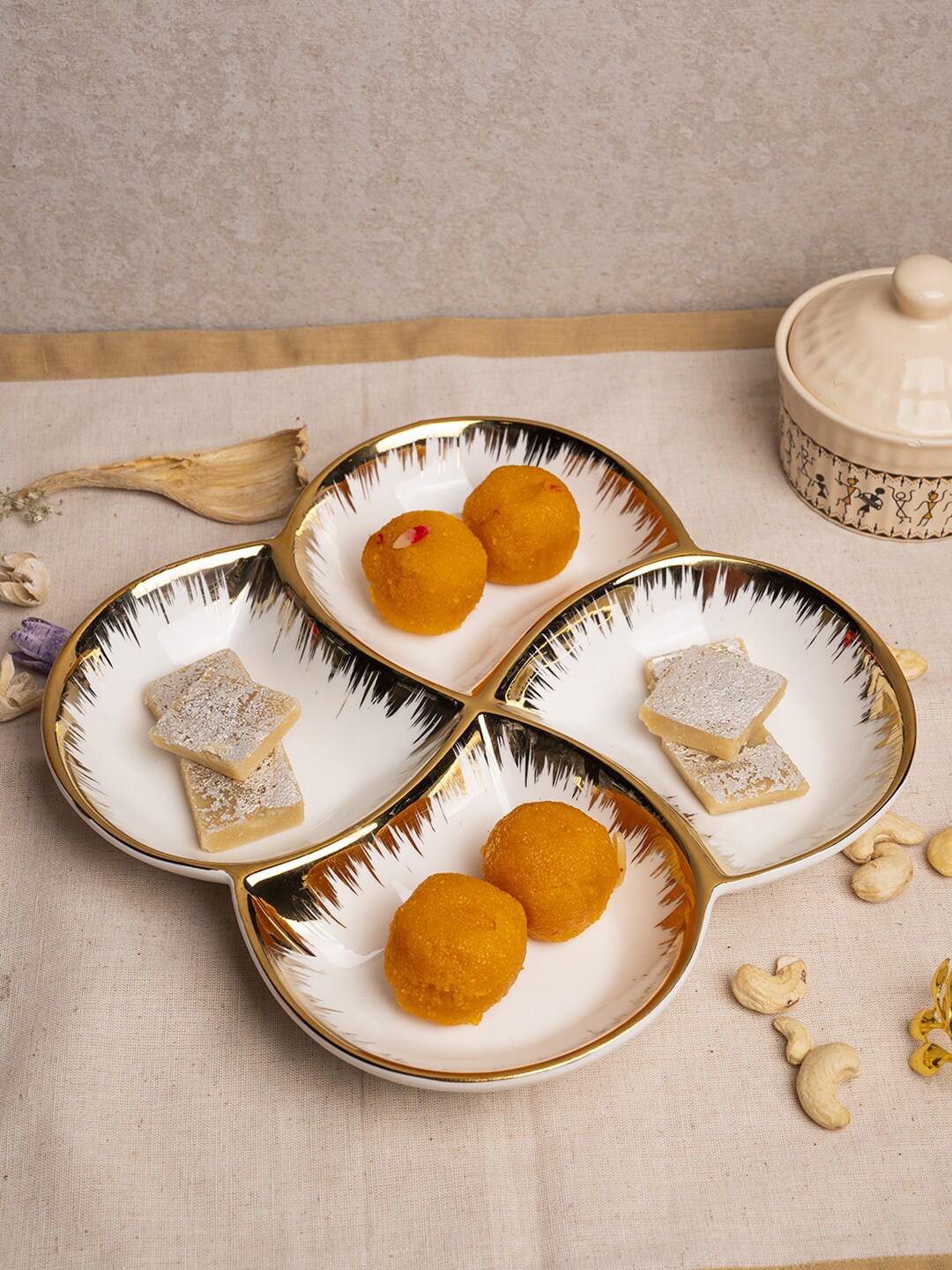 

Market99 Off White & Gold-Toned Ceramic Serving Dish