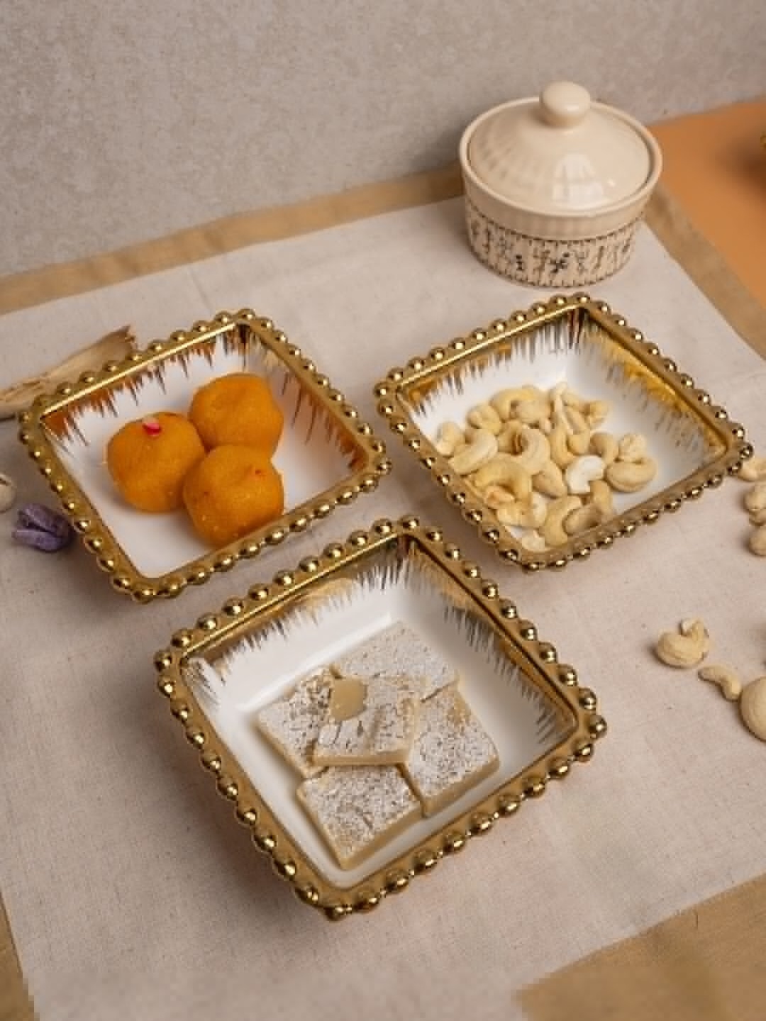 

MARKET99 Off White & Beige 3 Pieces Edge Ceramic Food Flatters
