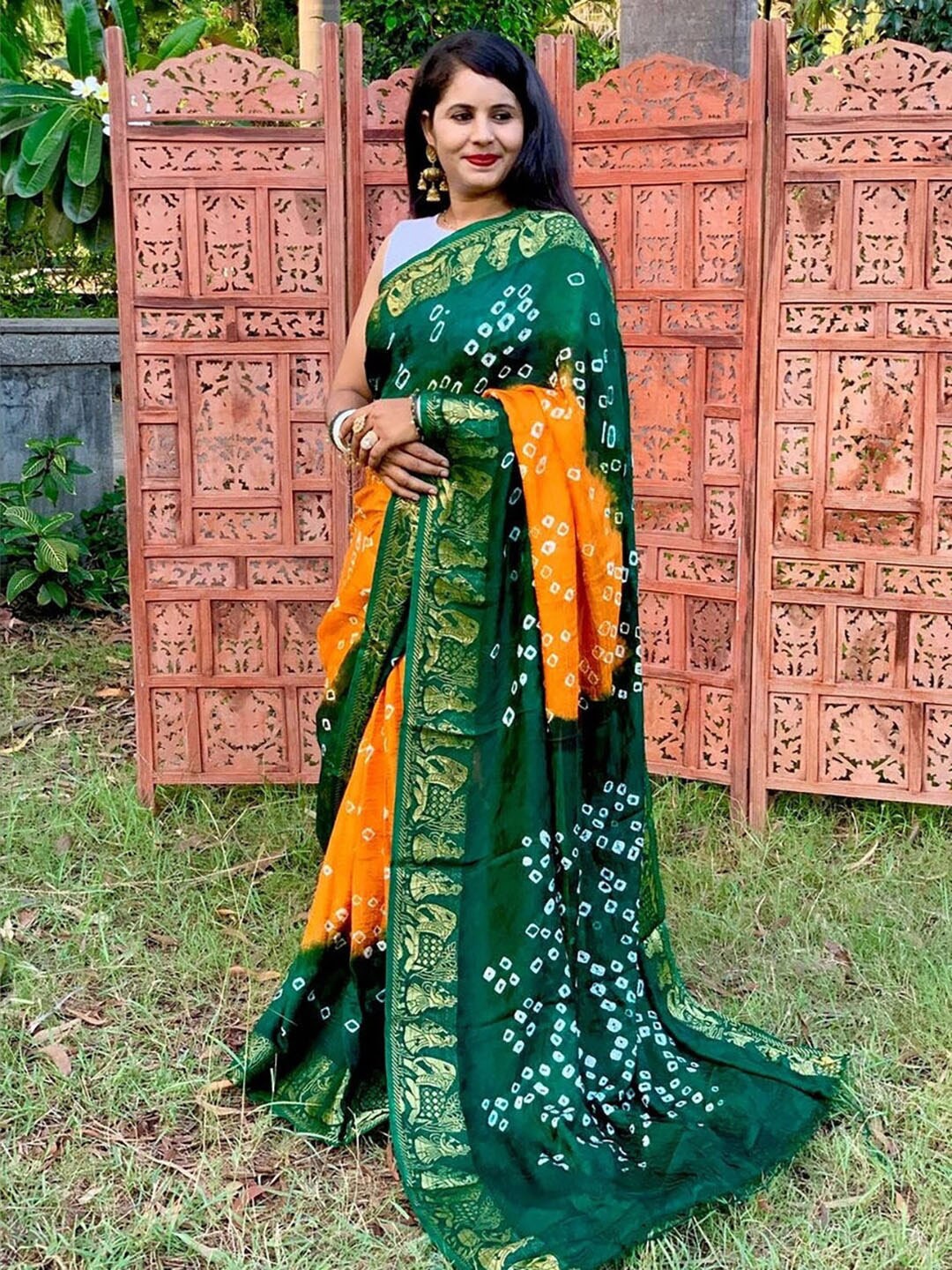 

SAREEWAVE Zari Printed Bandhani Saree, Green