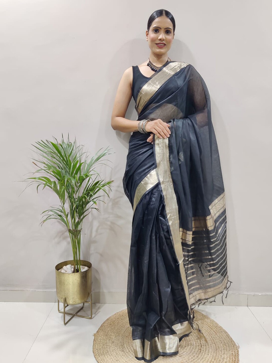 

SAREEWAVE Zari Border Saree, Black