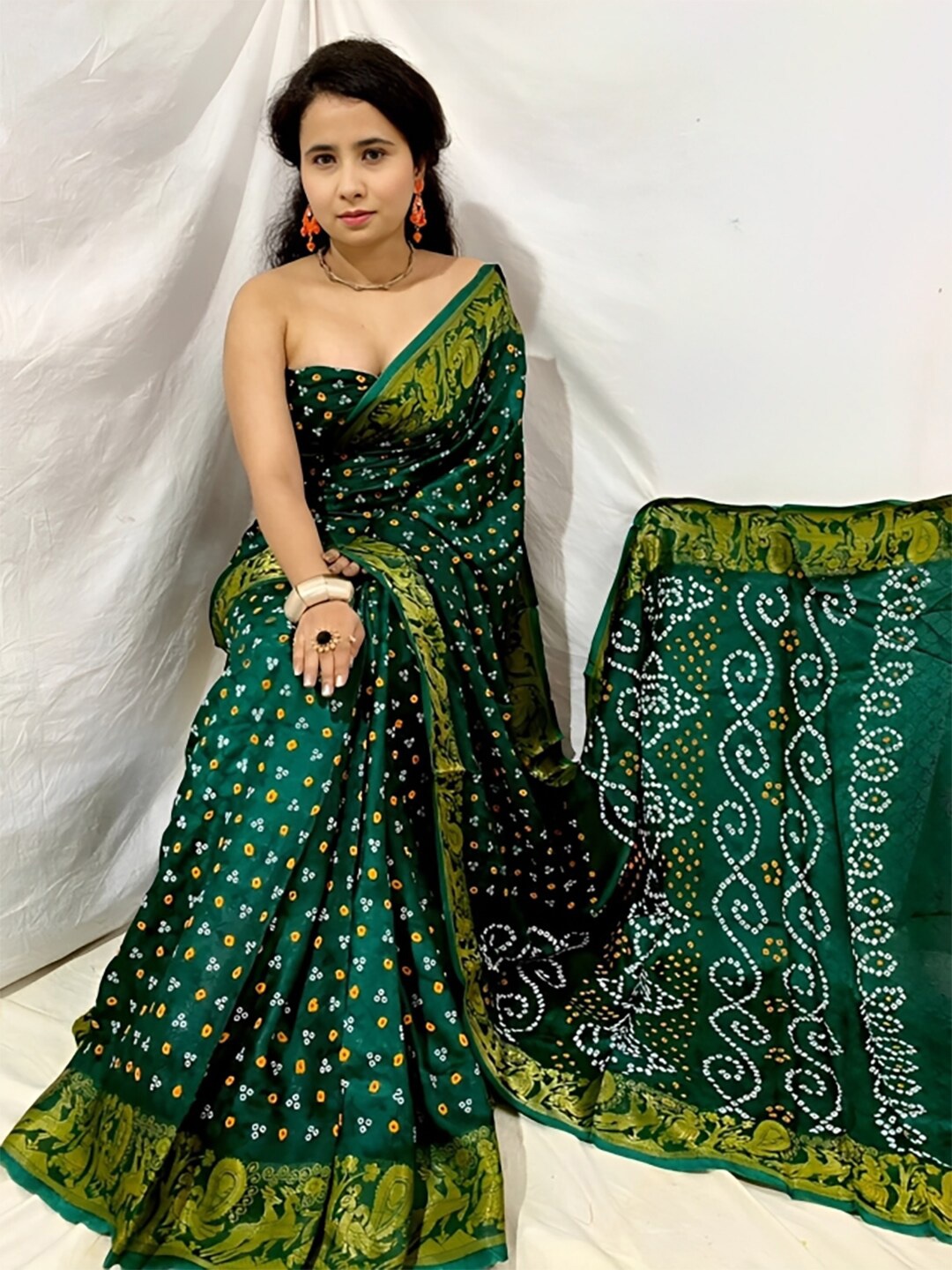 

SAREEWAVE Art Silk Bandhani Saree, Green