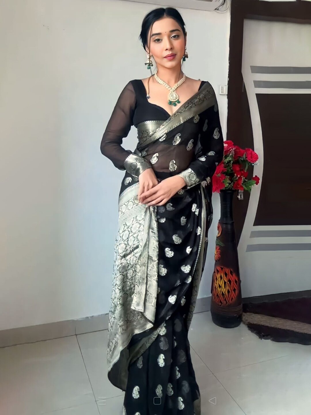 

SAREEWAVE Paisley Woven Design Zari Saree, Black