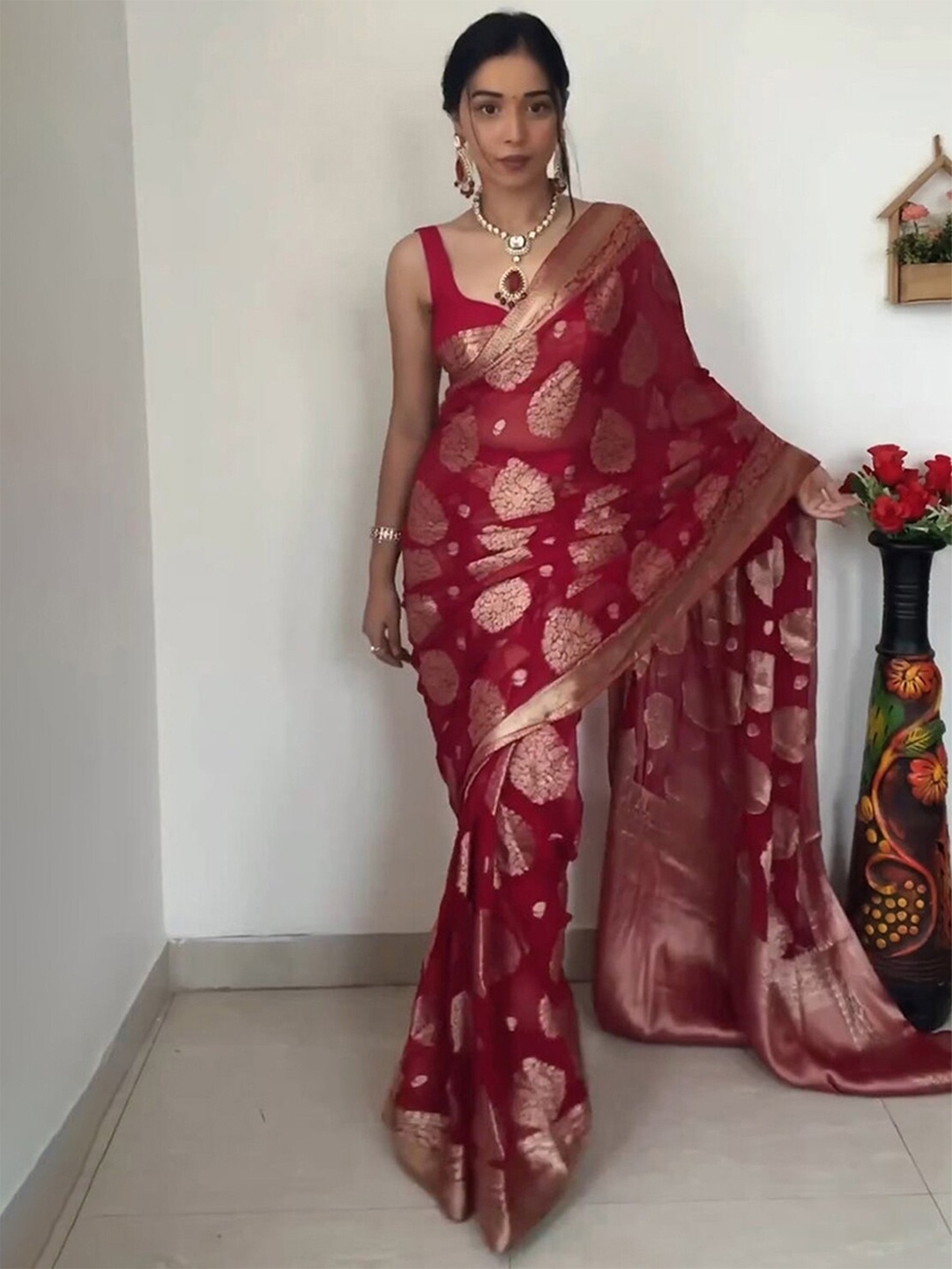 

SAREEWAVE Ethnic Motifs Woven Design Zari Saree, Red