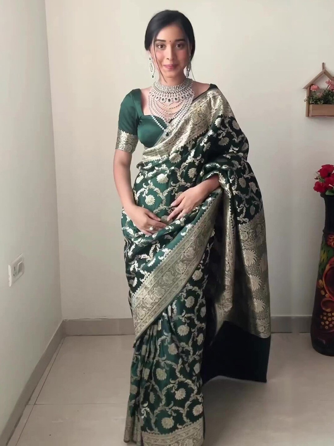 

SAREEWAVE Ethnic Motifs Woven Design Zari Saree, Green