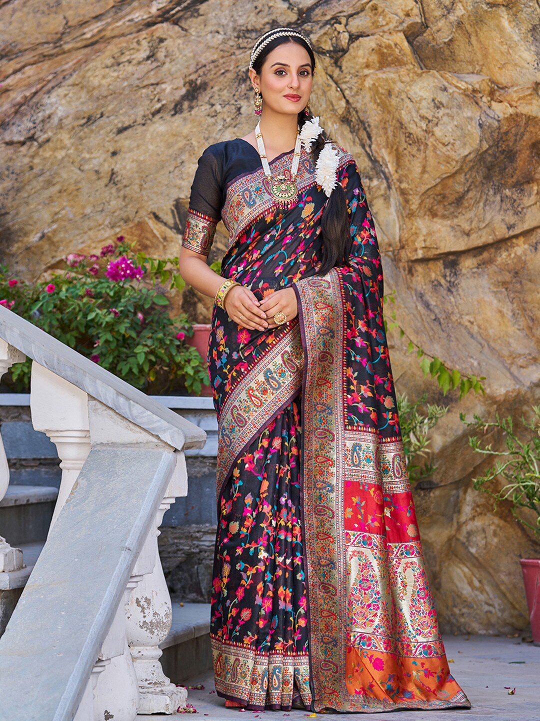 

SAREEWAVE Floral Woven Design Zari Banarasi Saree, Black