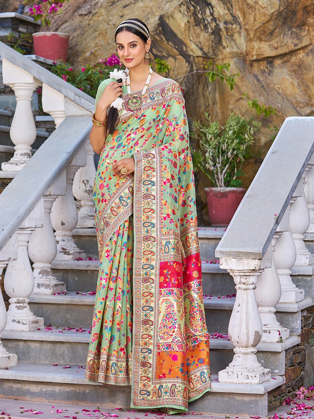 

SAREEWAVE Woven Design Zari Art Silk Banarasi Saree, Green