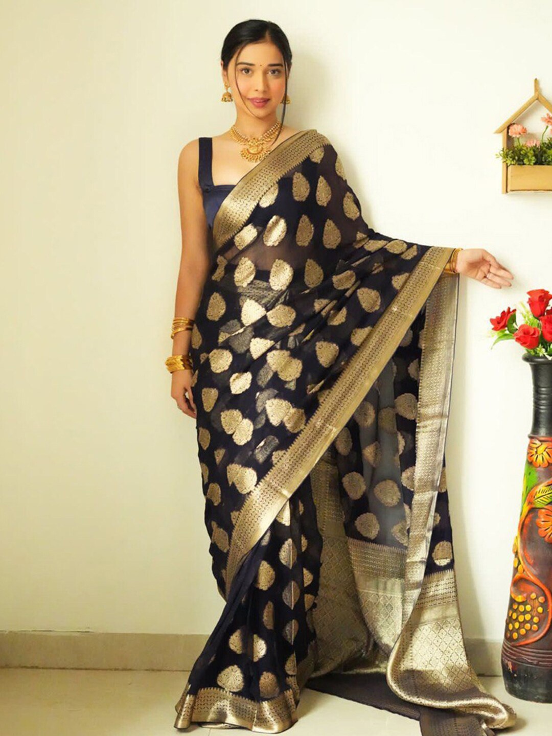

SAREEWAVE Ethnic Motifs Woven Design Zari Saree, Black