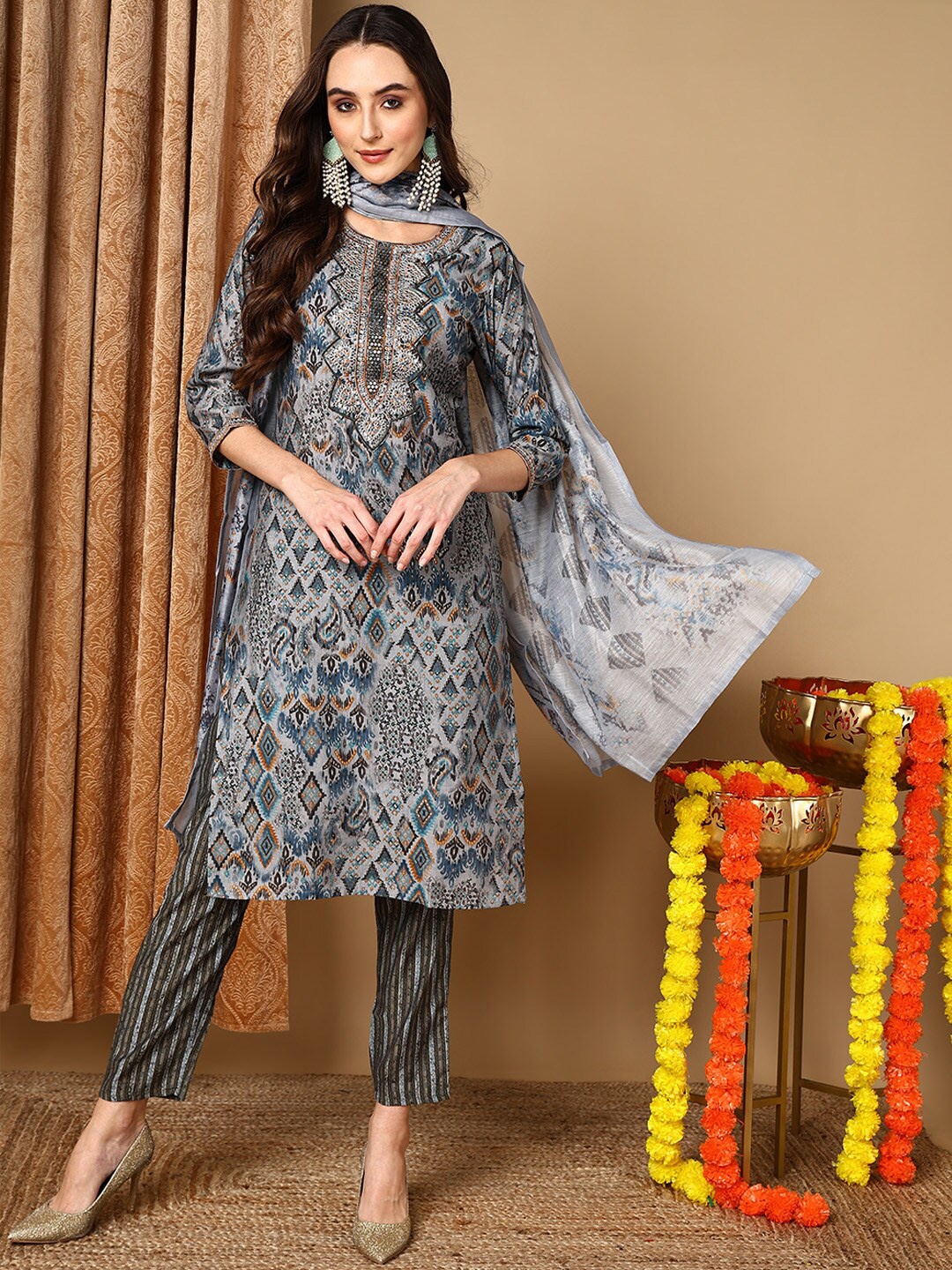 

AHIKA Ethnic Motifs Printed Regular Kurta with Trousers & With Dupatta, Grey