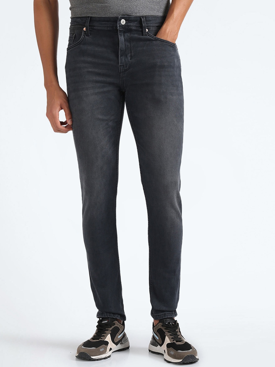 

Flying Machine Men Clean Look Heavy Fade Whiskers Tapered Fit Stretchable Jeans, Black